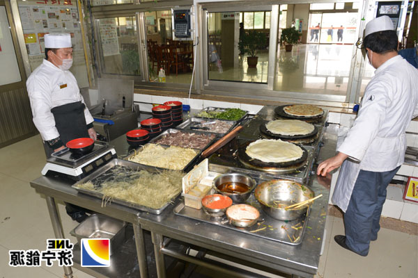 霄云煤矿食堂自己动手泡制豆芽惠职工