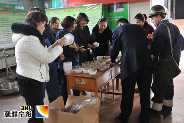 鹿洼煤矿工会开展“庆元宵、送温暖、嘱安全”井口慰问活动