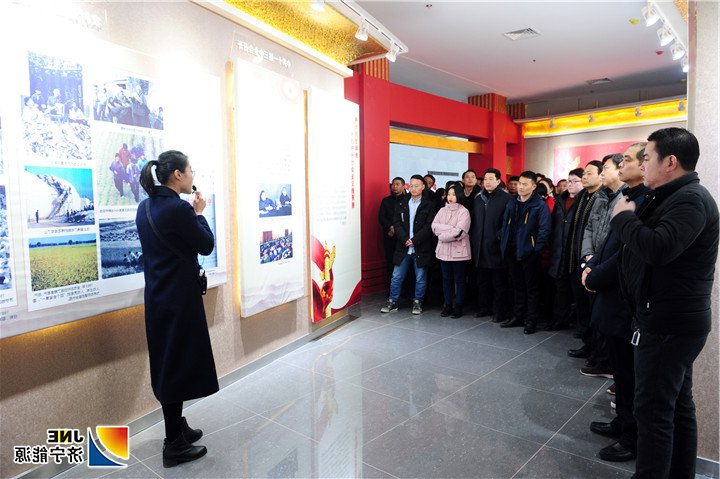 2019年1月11日下午，集团公司组织干部职工到济宁市档案馆参观“济宁市庆祝改革开放40周年”图片展（王传钧 摄）.jpg