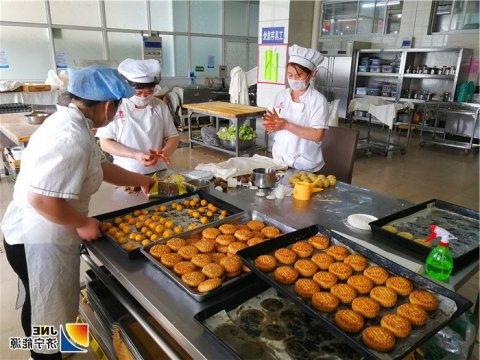 安居煤矿后勤食堂手工月饼深受职工青睐