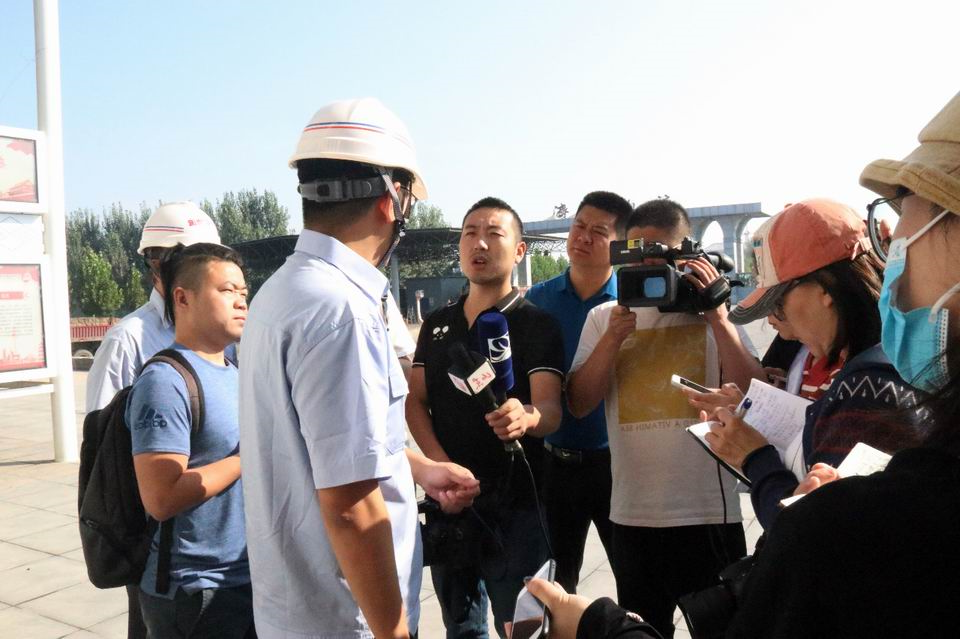 1600824759476082.jpg “大河奔腾”主题采访团走进济矿物流2.jpg