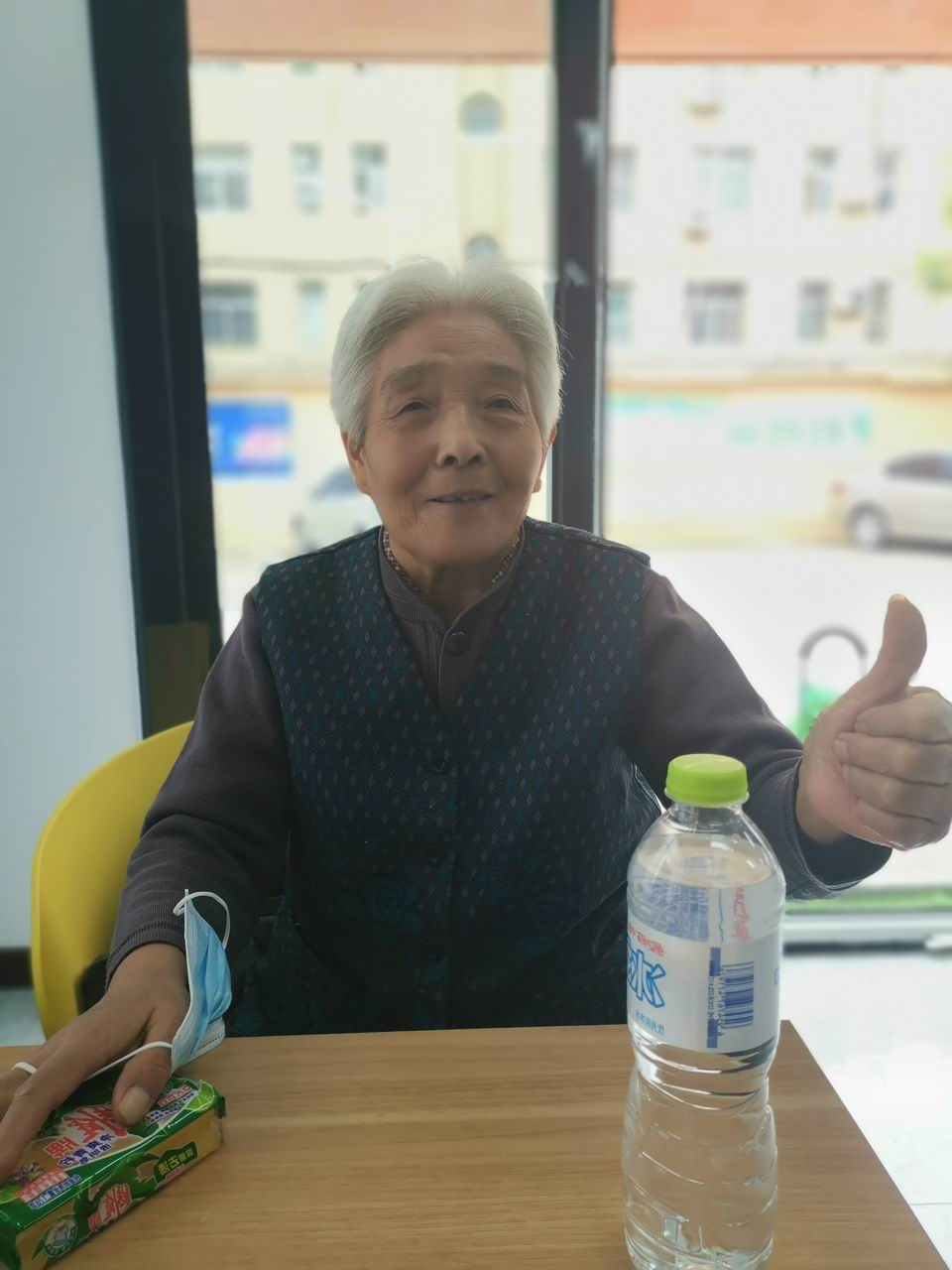 1603113293837256.jpg 民意5来听发放物资.jpg