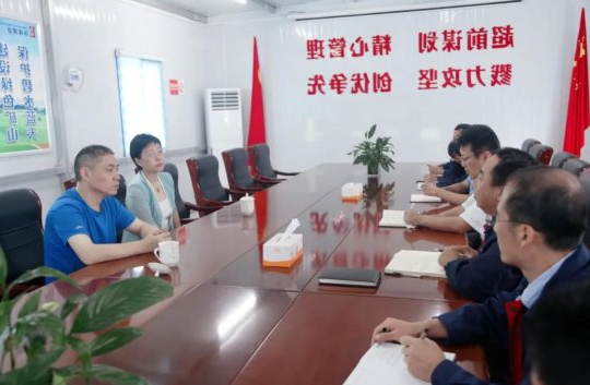 孟进到阳城二号井建设现场慰问职工