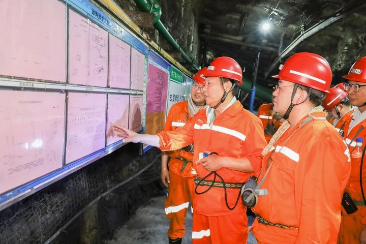 张广宇到霄云煤矿检查指导工作