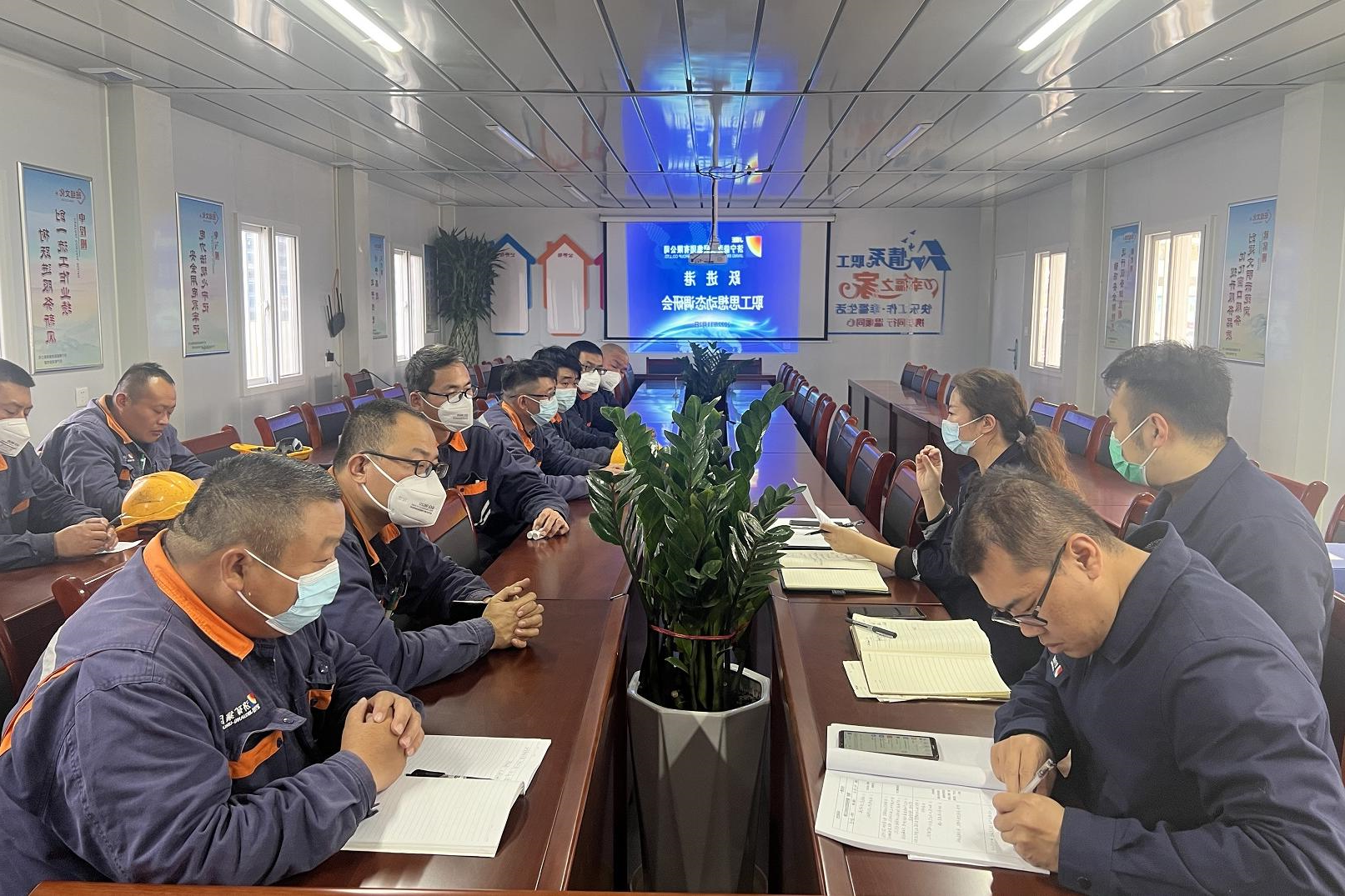 2022年11月，跃进港思政工作“小分队”  奔赴一线化解职工“心中惑“，图为思政小分队与职工面对面（地点：跃进港 拍摄：陈广攀）.jpg