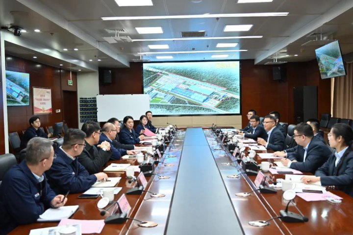 日照银行客人到访济宁能源座谈交流