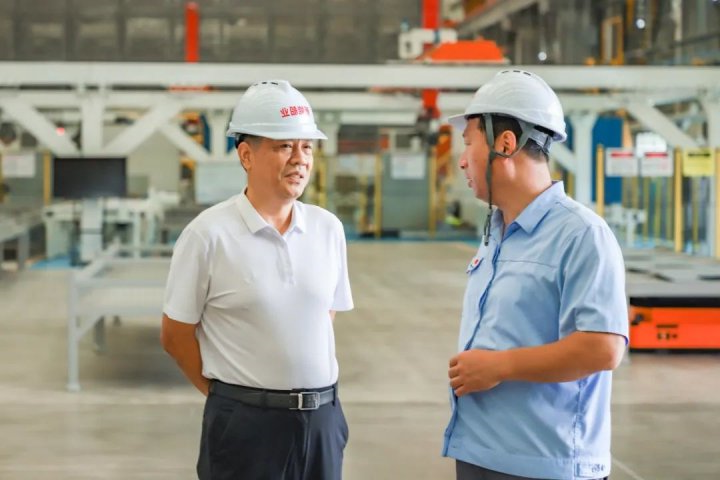 中秋节当日，张广宇到新能船业看望慰问一线干部职工