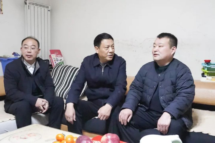 张广宇带队走访慰问困难职工和老党员