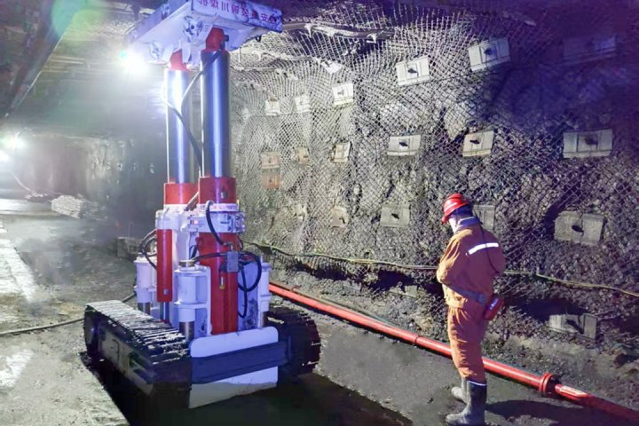 运河煤矿首台履带行走液压支架成功投用