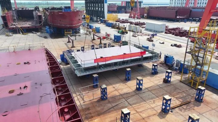 新能船业达飞182TEU纯电集装箱船开始铺底