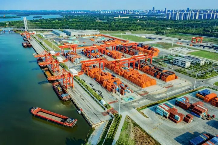 龙拱港单月集装箱吞吐量突破4万标箱